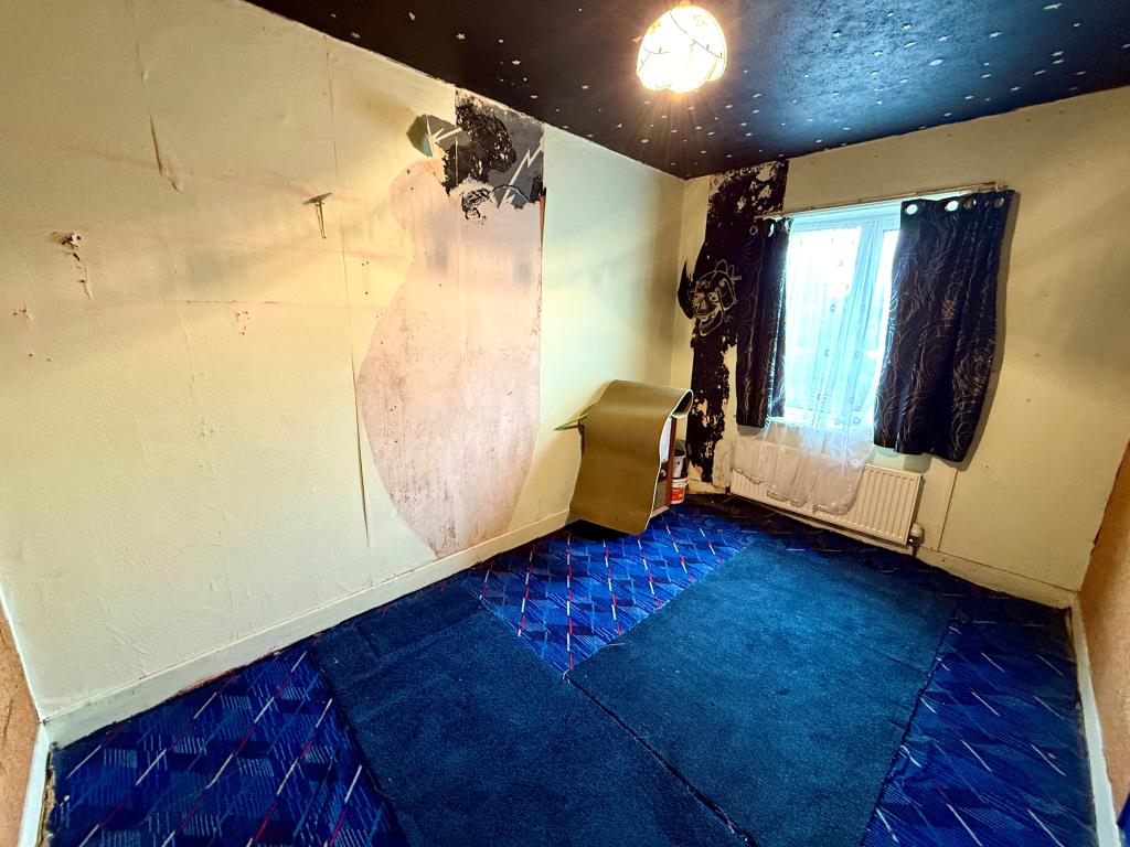 Lot: 132 - THREE-BEDROOM HOUSE FOR IMPROVEMENT - Bedroom 3